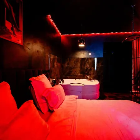 Fantasy Jacuzzi Apartament *